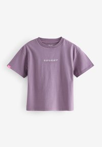 Lila bomulls t-shirt med korta ärmar och rundad hals. Har en vit "SUPERDRY" logotyp i mitten och en liten rosa etikett på vänster ärm.