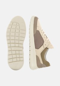 Beez sneaker sileda ja kangast ülaosaga. Omab paksu valget tallat, ümmargust nina ja kontrastseid taupe toone. Textuuriga konts.