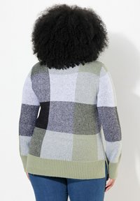 Strickpullover mit einem karierten Muster in Grün, Grau und Schwarz, mit gerippten Bündchen und Saum sowie einer weichen Textur.