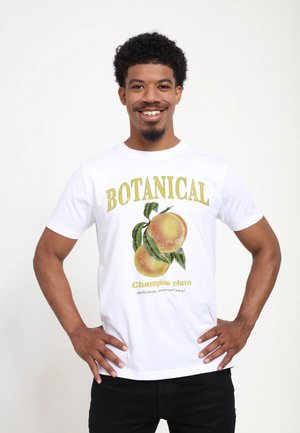 Bílý bavlněný tričko s žlutým textem "BOTANICAL" a grafikou dvou žlutých švestek se zelenými listy, pod textem "Champion plum."