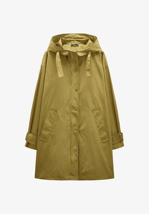 Oliwkowy płaszcz przeciwdeszczowy z kapturem, z zapięciem na guziki z przodu, dwoma bocznymi kieszeniami i mankietami. Wykonany z lekkiego, wodoodpornego materiału.