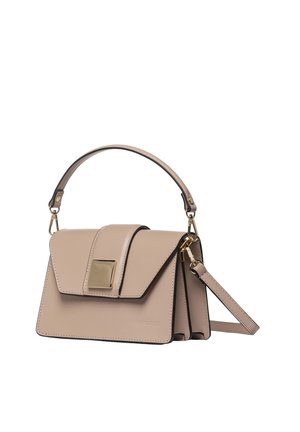 Beige leren handtas met een handvat aan de bovenkant, een vierkante gesp in goudkleur en een afneembare schouderriem, afgebeeld tegen een witte achtergrond.