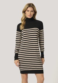 Abito a collo alto in maglia con strisce orizzontali nere e beige, maniche lunghe e vestibilità comoda, con polsini e orlo a costine.
