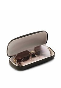 Polaryzacyjne okulary przeciwsłoneczne w czarnym, teksturowanym etui. Soczewki są brązowe z złotymi akcentami. Wnętrze ma miękkie beżowe wykończenie.