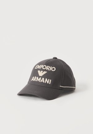 Μαύρο καπέλο μπέιζμπολ Emporio Armani με καμπυλωτό γείσο και λευκό κεντητό λογότυπο μπροστά σε μονόχρωμο φόντο.
