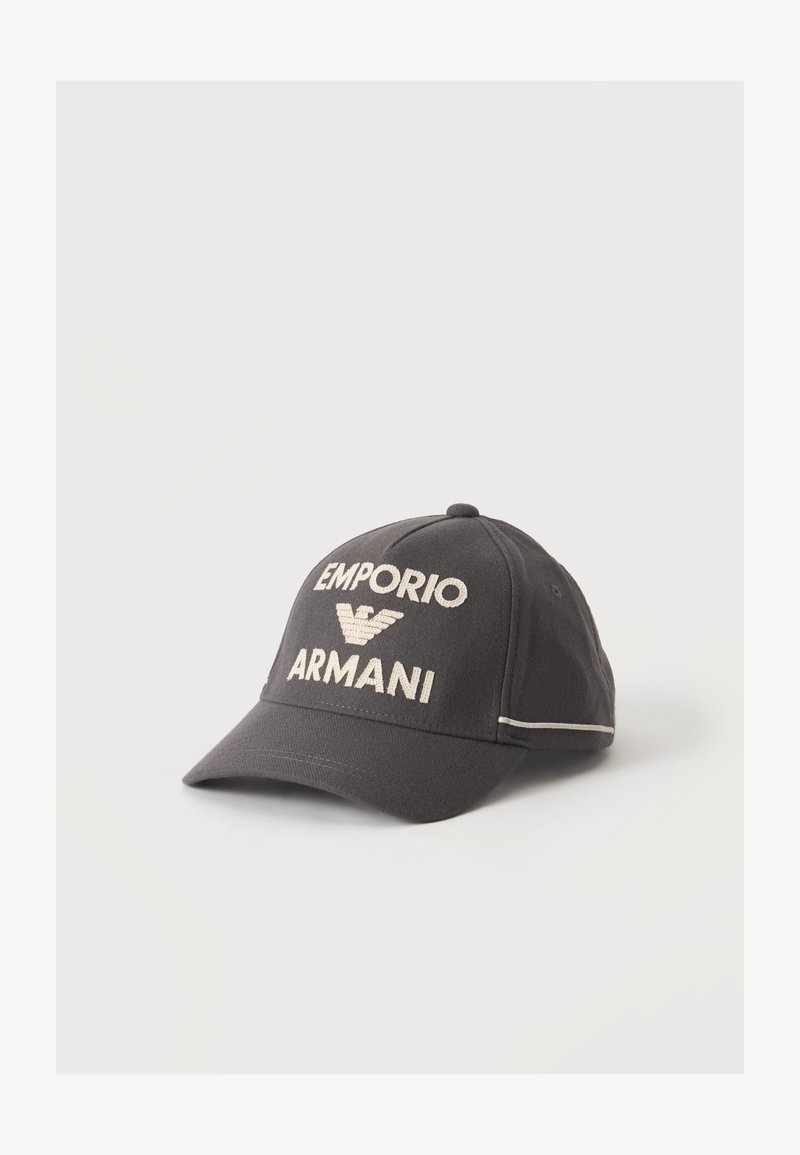 Casquette de baseball noire Emporio Armani avec une visière incurvée et un logo blanc brodé à l'avant sur fond uni.