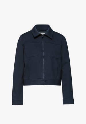 Marineblaue Jacke mit Frontreißverschluss, zwei Brusttaschen, langen Ärmeln und klassischem Kragen, vor weißem Hintergrund dargestellt.