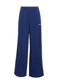 Mörkblå breda joggingbyxor i mjukt tyg, med elastisk midjeresår och vit "adidas"-logotyp på sidan.