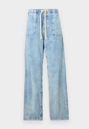 Pantalon en jean bleu clair avec taille élastique et cordon blanc, deux poches plaquées devant et jambes larges et droites.