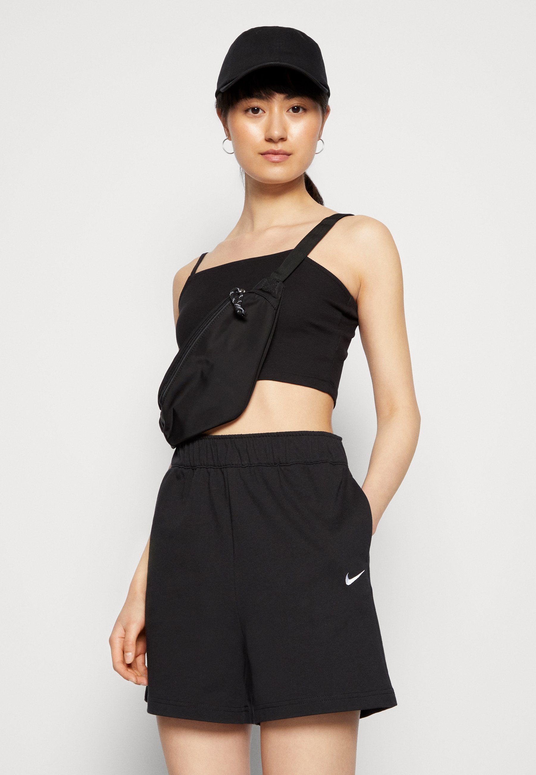 Nike Sportswear Shorts - black/white 