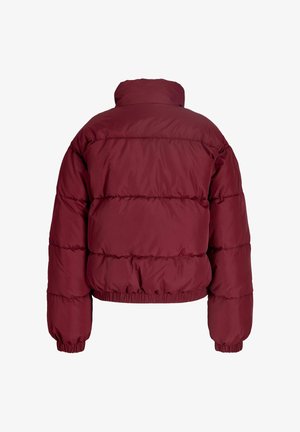 Veste matelassée bordeaux avec un col montant, des sections matelassées, des poignets élastiques et un ourlet cintré. Tissu lisse et résistant à l'eau.