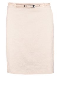Vaaleanbeige kynähame, jossa on teksturoitu kangas, slim fit -malli ja yhteen sopiva vyö, jossa on hopeinen solkiyksityiskohta.