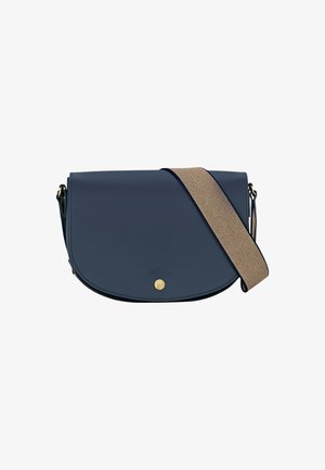 Dunkelblaues Leder-Crossbody-Bag mit abgerundeter Klappe, strukturiertem beigen Trageriemen und goldenen Hardware-Details auf der Vorderseite.
