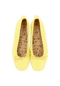 Bailarinas amarillas con una textura suave y puntera redondeada, que presentan un lazo decorativo y una plantilla con un patrón de estrellas en múltiples colores.