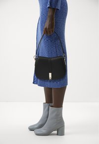 Tommy Hilfiger HERITAGE SADDLE BAG - Käekott - black