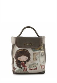 Rucksack mit grauem Leder oben und an den Seiten, einem farbenfrohen Bild eines sitzenden Mädchens und dem Text "Kenne dich selbst." Enthält Charm-Akzente.