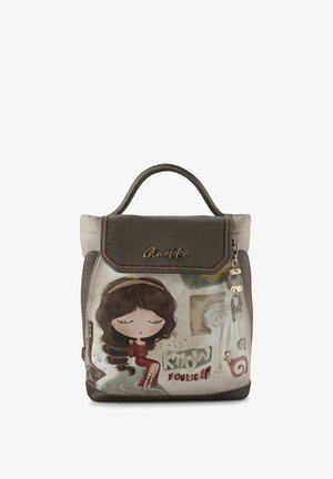 Zaino con parte superiore e lati in pelle grigia, una grafica colorata di una ragazza seduta e la scritta "Conosci te stesso." Include dettagli con ciondoli.