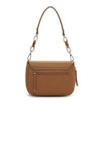 Brązowa skórzana torebka o teksturowanej powierzchni, z zakrzywionym górnym brzegiem, odpinanym paskiem na ramię ozdobionym dużymi łańcuchami oraz przednią kieszenią zapinaną na zamek.