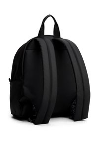 Mochila negra con correas de hombro acolchadas, un asa superior y un bolsillo lateral. Textura suave y forma redondeada con diseño minimalista.