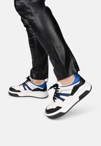 Posh by Poelman Zapatillas - black with blue combination