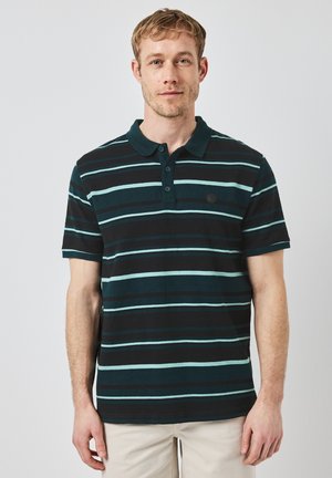 Sort og teal stribet polo skjorte med krave, tre knapper og et cirkulært logo på venstre bryst. Bomuldsstruktur, korte ærmer.