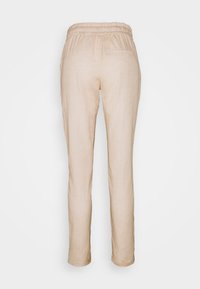 Beige lněné kalhoty s elastickým pasem a jednou zadní kapsou, prezentované zezadu na bílém pozadí.