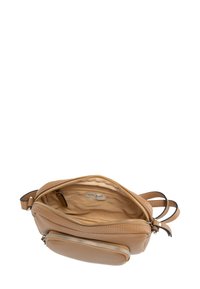 Borsa a tracolla in pelle marrone chiaro con scomparto principale aperto, tasca con zip davanti e tracolla regolabile su sfondo bianco.