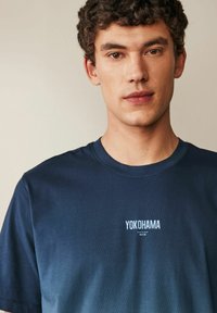 Next DIP DYE REGULAR FIT - Triko s potiskem - navy blue