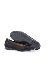 Schwarze Wildleder Ballerinas mit einer Schleifenapplikation an der Spitze, gepolstertem Fußbett und strukturiertem Gummilaufsohle für Halt.