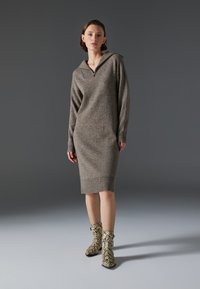 Zign Studio Kampsunkleit - taupe
