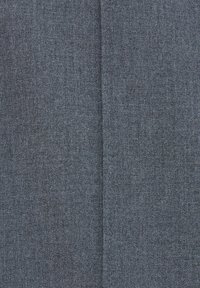 Tissu gris à la texture finement tissée avec une couture verticale visible au centre.