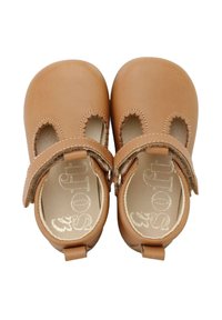 Zapatos de cuero marrón con punta redondeada, detalles de corte lateral y una correa de velcro. Forro interior suave y suela texturizada para mayor comodidad.