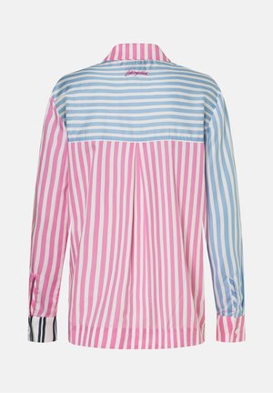 Langärmeliges Hemd mit vertikalen rosa und weißen Streifen am Körper und einem Ärmel, horizontalen hellblauen und weißen Streifen am oberen Rücken und dem anderen Ärmel.