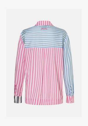 Langärmeliges Hemd mit vertikalen rosa und weißen Streifen am Körper und einem Ärmel, horizontalen hellblauen und weißen Streifen am oberen Rücken und dem anderen Ärmel.
