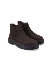 Bottines chelsea en suede brun avec panneaux élastiques sur les côtés, accents en maille texturée et semelle en caoutchouc noir épais avec un motif de sculpture visible.