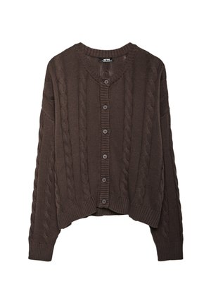 Cardigan marron en tricot avec un motif en câble, col rond et fermeture à boutons. Les poignets et l'ourlet côtelés ajoutent de la texture au design.
