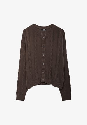 Cardigan marron en tricot avec un motif en câble, col rond et fermeture à boutons. Les poignets et l'ourlet côtelés ajoutent de la texture au design.