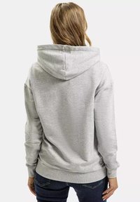 Szara bluza z kapturem, o gładkiej strukturze, z ribbowanymi mankietami i dołem. Tył ma prosty design bez dodatkowych akcentów.