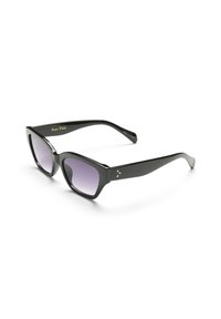 Occhiali da sole a forma di occhi di gatto neri con lenti viola sfumate. Montatura in plastica liscia con finitura lucida e piccoli accenti metallici sulle tempie.