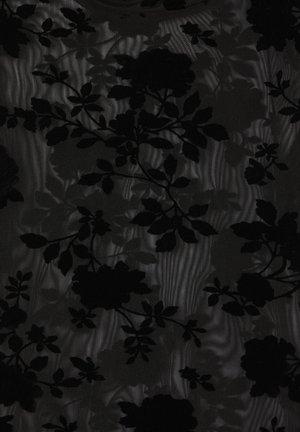 Tessuto nero trasparente con un motivo floreale in texture vellutata, caratterizzato da rose scure e foglie su uno sfondo nero leggermente lucido.