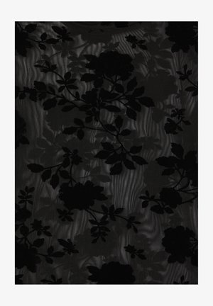 Tessuto nero trasparente con un motivo floreale in texture vellutata, caratterizzato da rose scure e foglie su uno sfondo nero leggermente lucido.