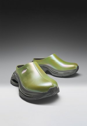 Rang 2: Koi Footwear - LIME WAVES CHUNKY SLIP ON SHOES - Natikače