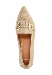 Beige Wildlederschuh mit spitz zulaufender Zehe, ausgestattet mit dekorativer Naht, gesticktem Fransen-Detail und goldfarbenen Hardware-Akzenten.