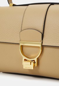 Coccinelle ARLETTIS - Torba preko tijela - fresh beige