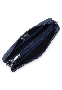 Portafoglio con zip in tessuto blu navy, dotato di un interno con più scomparti per schede e una finitura liscia e strutturata. L'hardware è in tono argento.