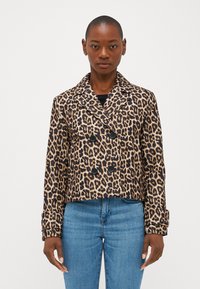Cropped jakna s leopard uzorkom s oštrim ovratnikom, dvostrukim kopčanjem na dugmad i crnim dugmadi; izrađena od teksturiranog materijala.