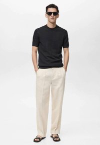 Mango ANDREW - Jednoduché tričko - black