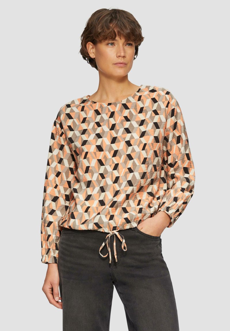 Lange mouwen geometrische blouse met een mix van perzik, grijs en zwart, voorzien van een elastische onderrand en een strikdetails.