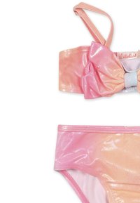 Completo da bagno a due pezzi in tonalità di rosa pastello e pesca. Il top presenta un dettaglio a fiocco e spalline regolabili; il fondo ha una finitura lucida.