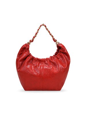 Bolso de mano de cuero rojo con un borde gathered en la parte superior, asa de cadena trenzada y acabado texturizado. Un detalle de costura corre verticalmente a lo largo del frente.